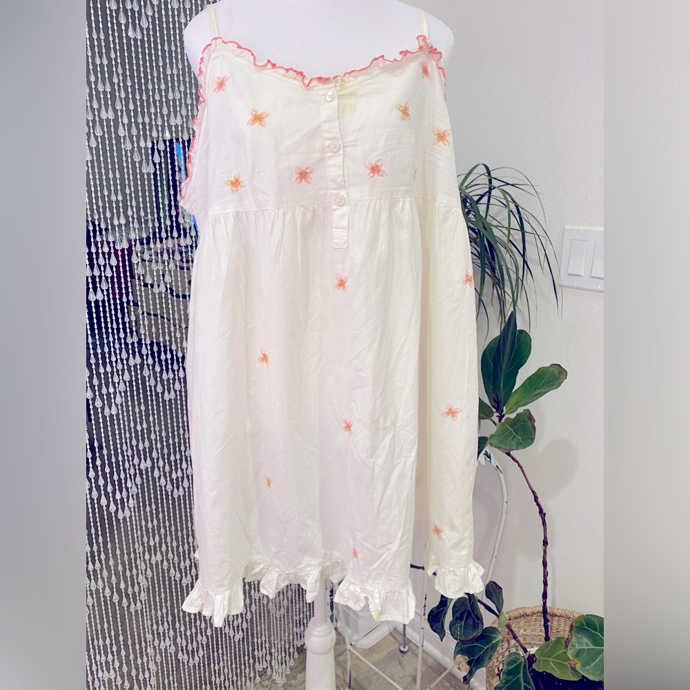 FLORAL EMBROIDERED NIGHTGOWN NWOT